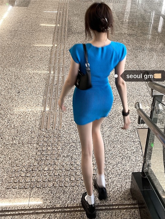 连衣裙 就试过一次  版型挺好看的一件 颜...