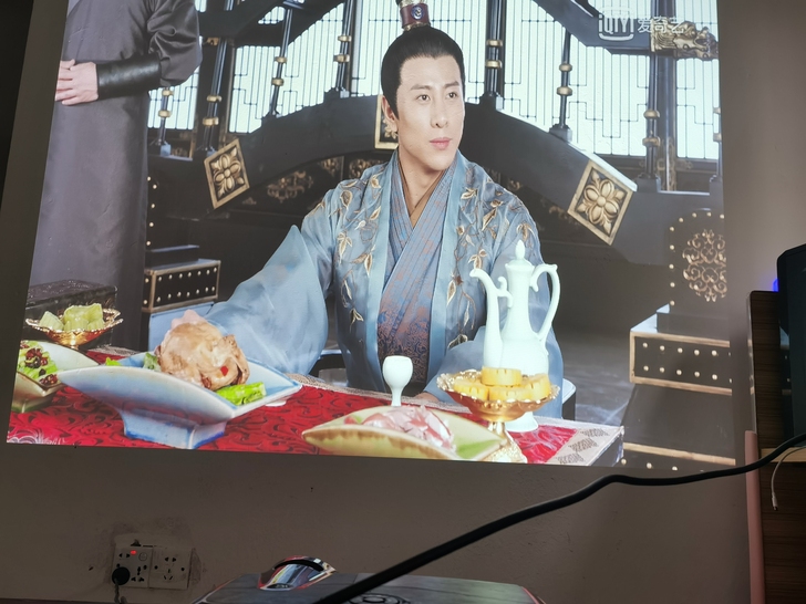 超高清投影仪，中光学投影机，短焦机器，离墙...