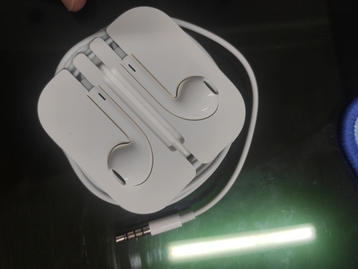 全新的苹果耳机