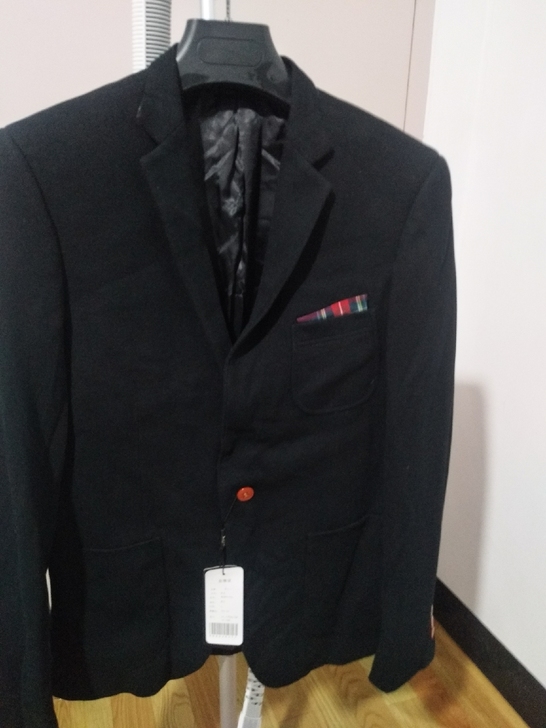 男士西装。全新如图实拍，秋款。有点偏小，修...