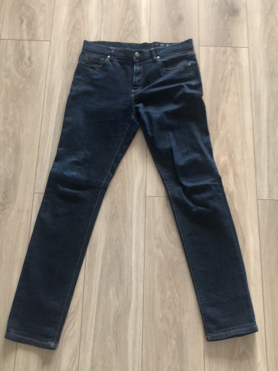 B家深蓝色牛仔裤。