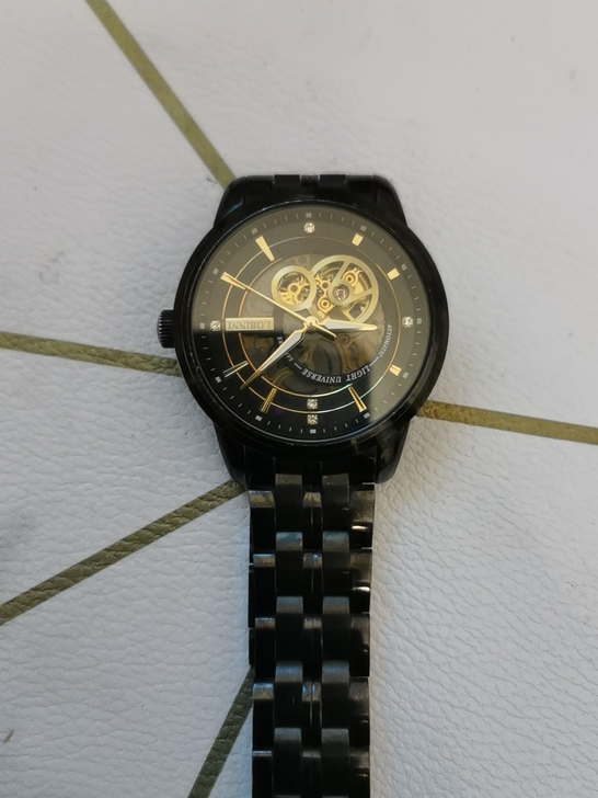 个人原因出售手表，表盘无伤痕，表链有地方褪色