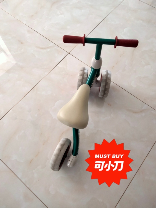 滑板车,脚踏车,孩子大了,这个滑板车不能玩...