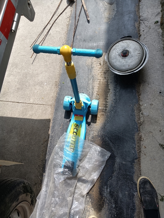 滑板车，加宽，加重。全新，生意不干了，大概...