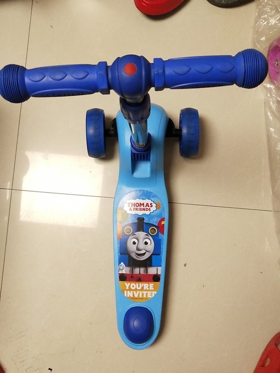 迪士尼正版滑板车，可折叠，能调节高度，4个...