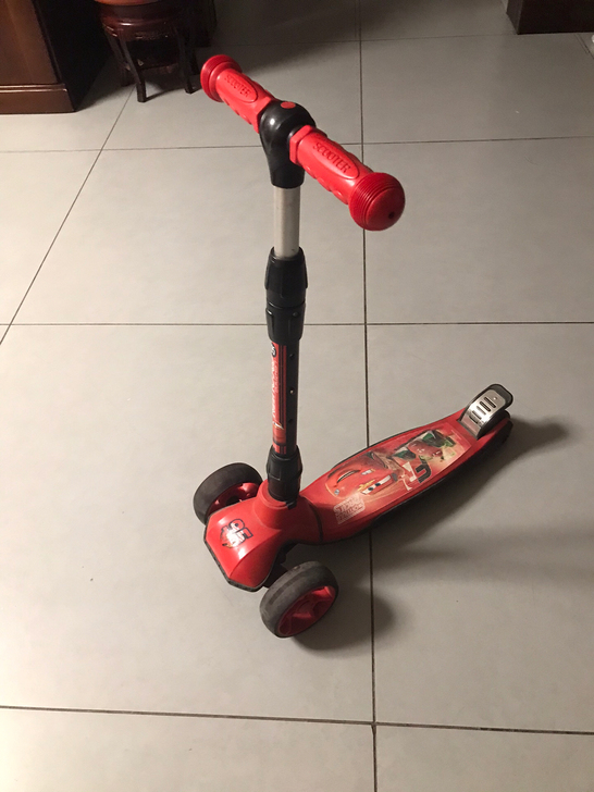 迪士尼九成新滑板车，原价235现80