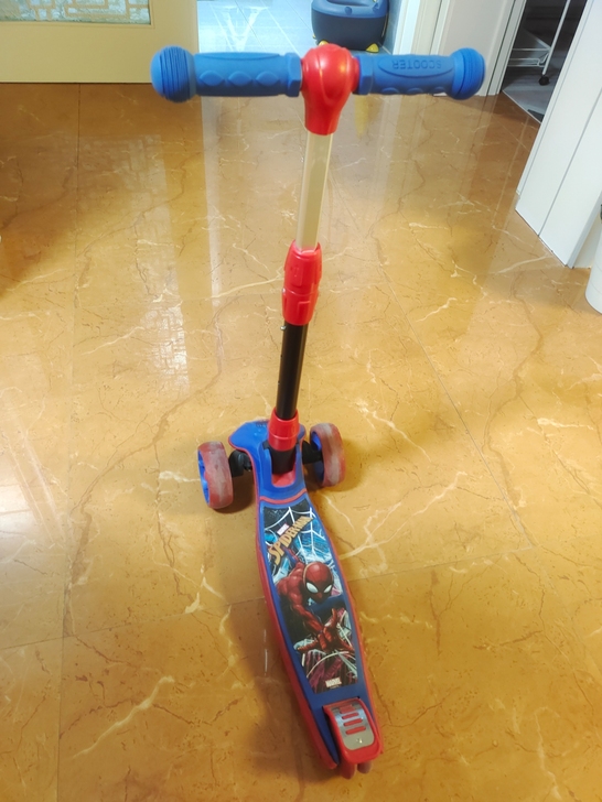 迪士尼滑板车，闲置没有损坏，八成新，孩子不...