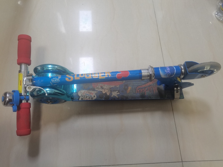 迪士尼可折叠滑板车，车把三档高度可调，脚刹...