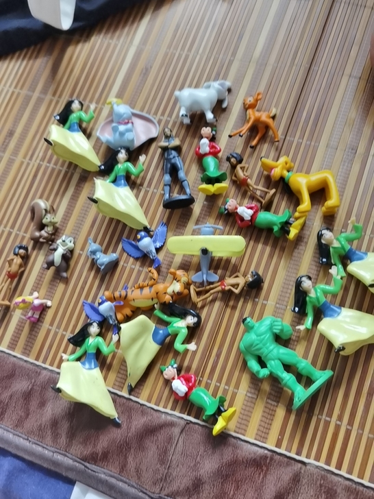 迪士尼小玩具,做工一般,一共有20多个,打...