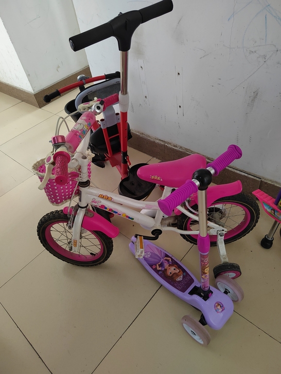 孩子用的三轮车，迪斯尼滑板车和自行车，三轮...