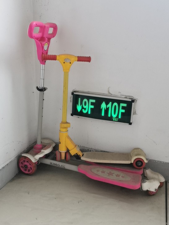 滑板车，夹夹车，照片看上去有点旧，主要是没...