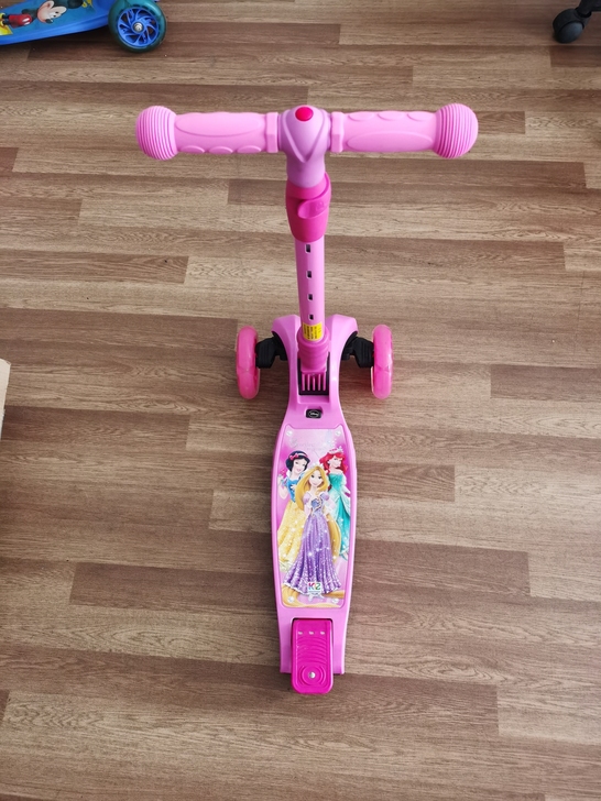 本公司有一批「迪士尼正品滑板车」型号910...