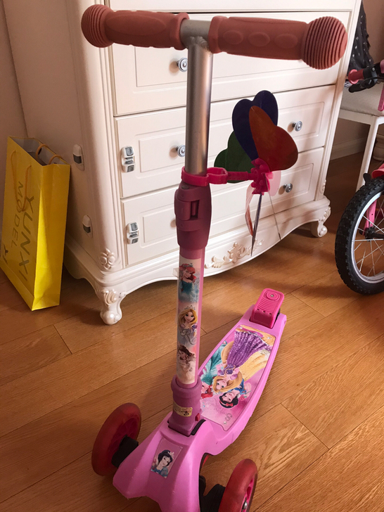 几乎全新迪士尼粉色滑板车，给孩子买滑板车一...