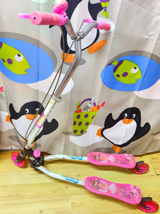 芭比公主滑板车，漂移车，可闪灯，9成新，车...