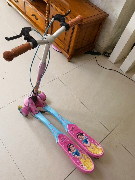 迪斯尼滑板车，剪刀车有刹车，两个后面的彩色...