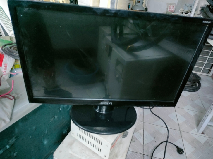 电脑显示器一台，功能正常使用，有需要的朋友...