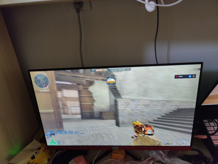 方正24寸144显示器ips面板。屏幕上有...