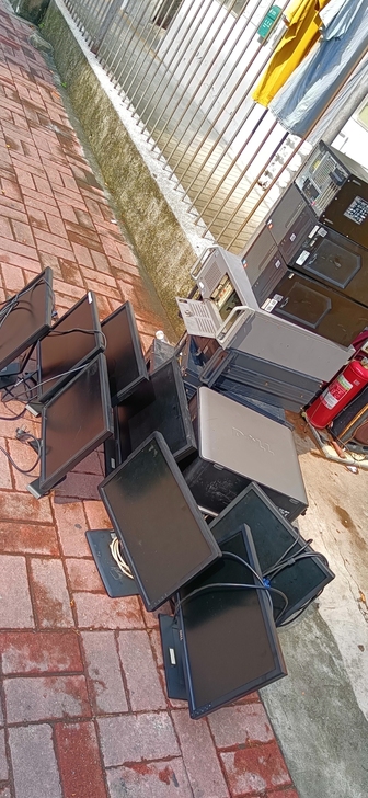 转卖电脑液晶显示器一批,办公电脑台一张,文...