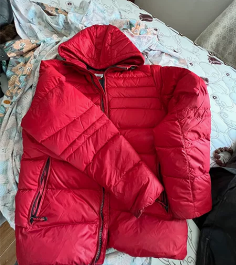 男士超厚实连帽羽绒服，实物暗红色，袖口有点...