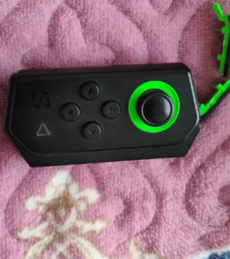 黑鲨左翼手柄。上面两个按键坏了别的键可以正...