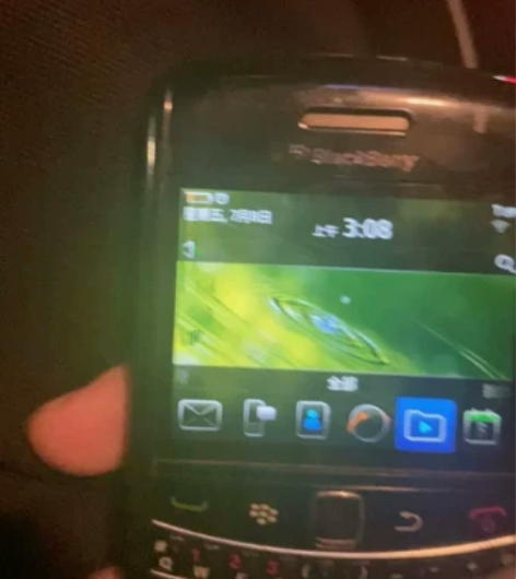 黑莓手机，黑莓9650，原装电池，屏幕有伤...