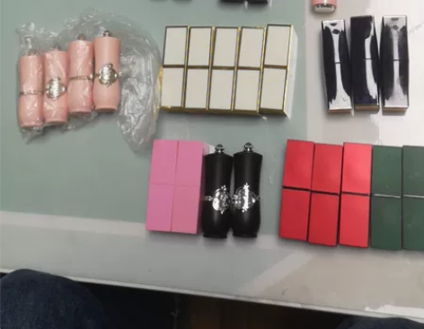 口红壳体，全新出售，全包40元 感兴趣的话...