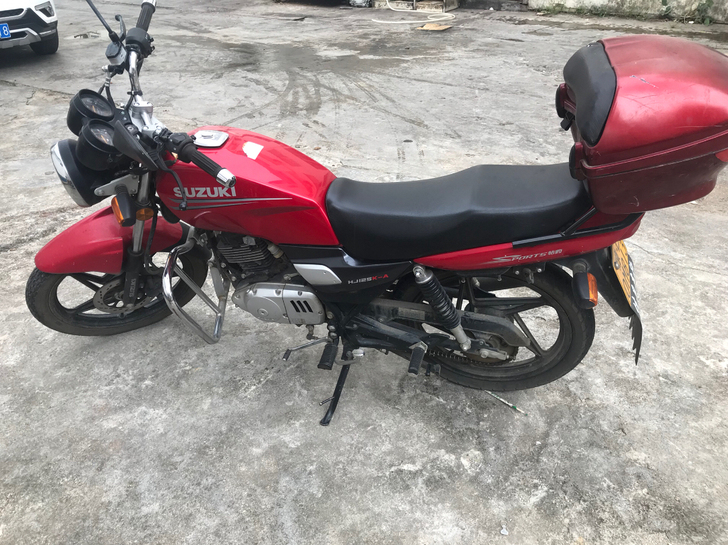 摩托车转让，品牌铃木钻豹，因为开得较少，低...