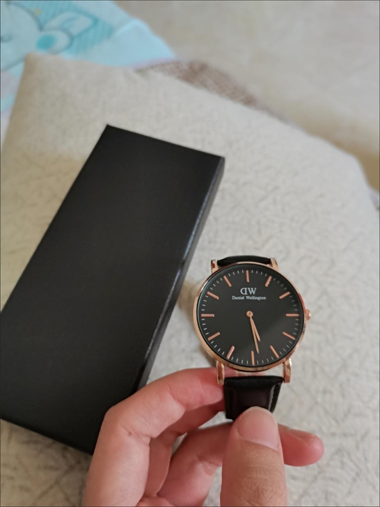 分手了前男友送的情侣手表，一黑一白两块都在...