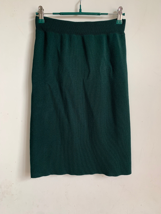 个人闲置墨绿色包臀裙。几乎全新。弹力特别大...