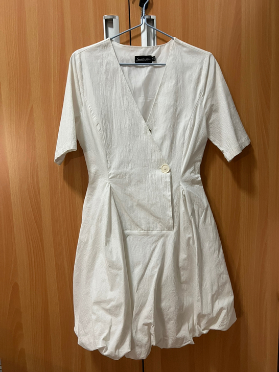 白色连衣上修身下摆花苞裙 M码 8新 实物图