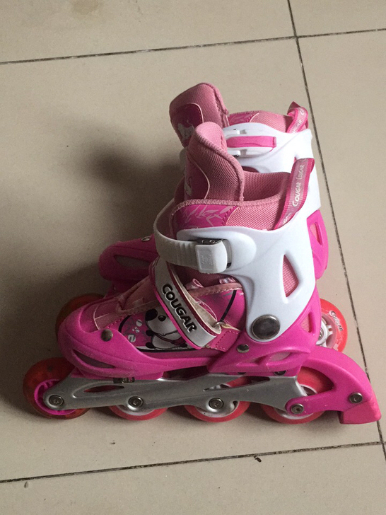 八成新品牌美洲狮女款溜冰鞋适合三到八岁女孩...