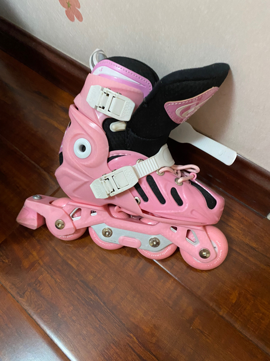 女童轮滑鞋，可调节长短，3-6岁女孩适用。...