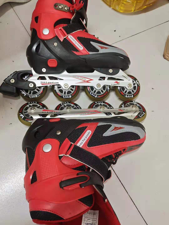 青少年轮滑鞋 尺码41-44 全新 轮子有...