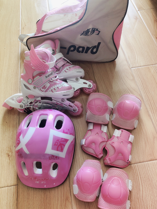 S码粉色轮滑鞋一双（护具背包一起打包送）。
