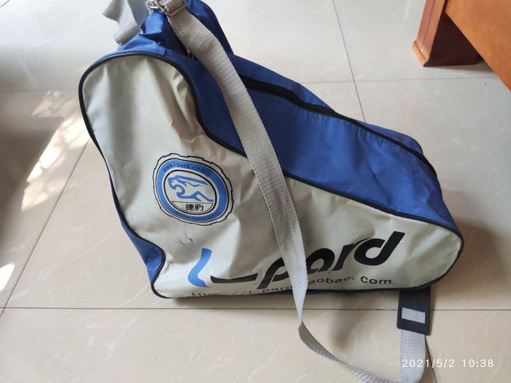 这双轮滑鞋是孩子小姑送的，不是我买的，所以...