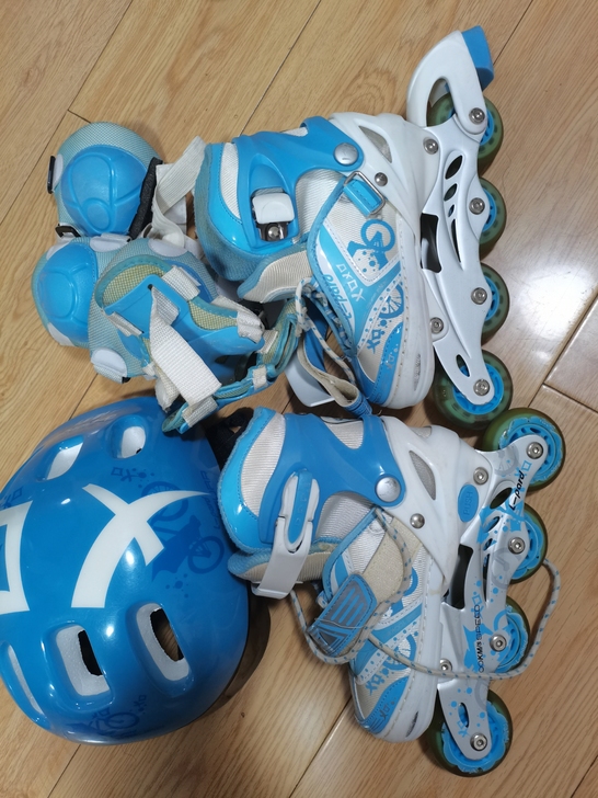 捷豹儿童轮滑鞋，可调节的，头盔，护膝都有。