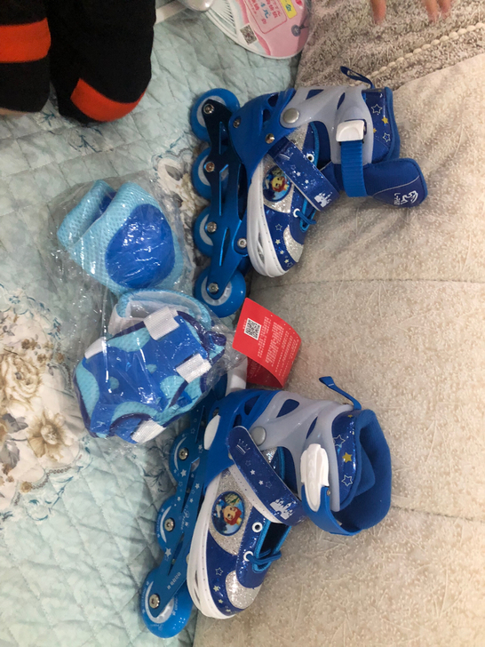 捷豹轮滑，全新，帽子，护膝，吊牌齐全。