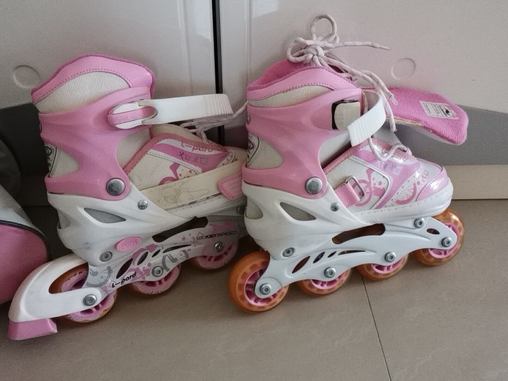 女童轮滑鞋大小可调35-38成色如图，闲置...