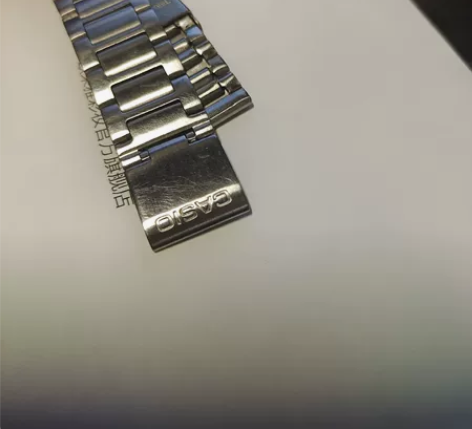 卡西欧小方块，型号忘记了，一年半以前朋友送的，表太多了，懒得...