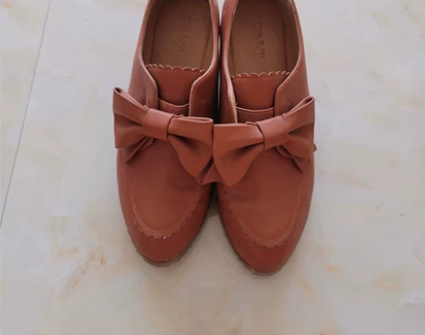 棕色复古蝴蝶结坡跟单鞋,买来没怎么穿过,比...