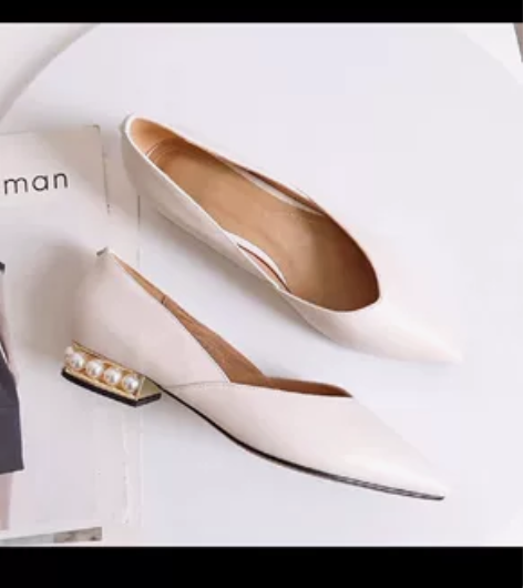 低跟珍珠跟米白色尖头单鞋，全新仅试穿，39...