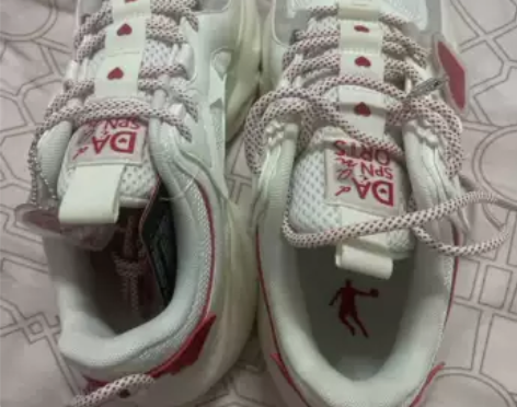 乔丹运动鞋,几乎没穿过,41码 感兴趣的话...