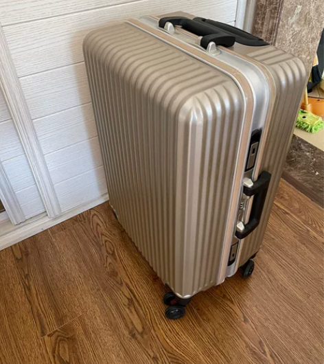 24寸万向轮拉杆箱 带密码锁 出门两三次吧...