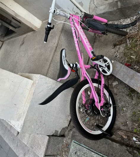 凤凰自行车,应该是20寸的,适合7到10岁...