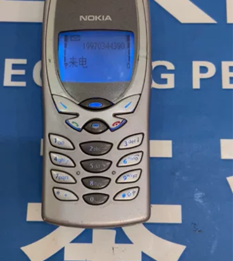 诺基亚8250手机，蓝色背景灯蝴蝶按键，插...