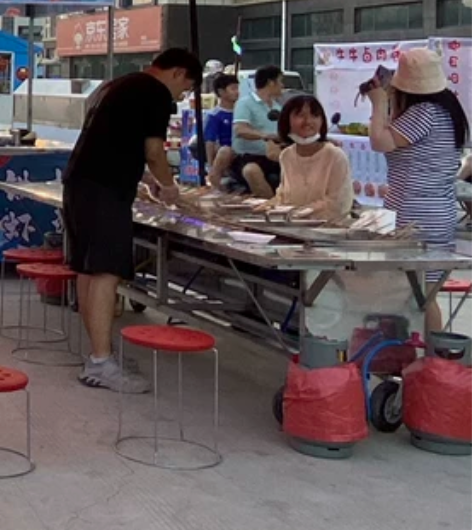 出售串串香地摊小吃车，2000买的车子和1...