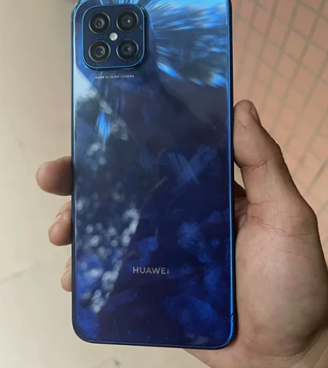 刚买的华为不到一个月，有点小暇滋，摔了一次...