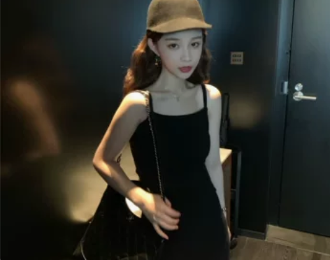 钱夫人 初秋仿貂绒黑色吊带连衣裙2019流...