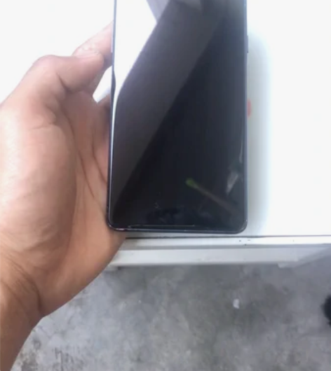 努比亚X 8128。 屏幕有更换,有角磕...