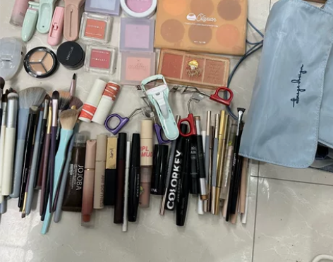 全套彩妆用品以及工具 大多数都有使用痕迹 ...